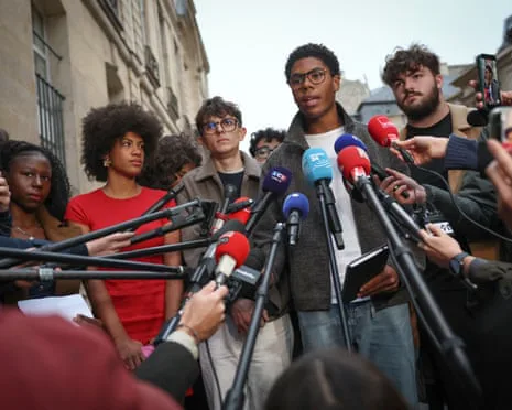 Protest Leaders Urge French Pupils to Keep Blocking Schools