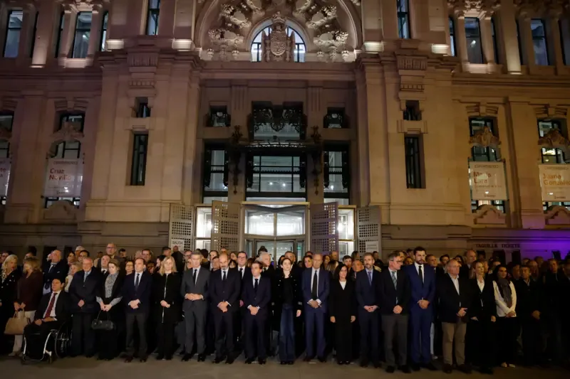 التعليق على الصورة، رئيس بلدية مدريد ومسؤولون يقفون دقيقة صمت حداداً على ضحايا تصادم القطارين في إسبانيا.