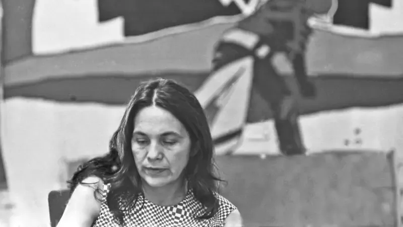 التعليق على الصورة، هويرتا في مقر اتحاد عمال المزارع (UFW) في كاليفورنيا عام 1976.